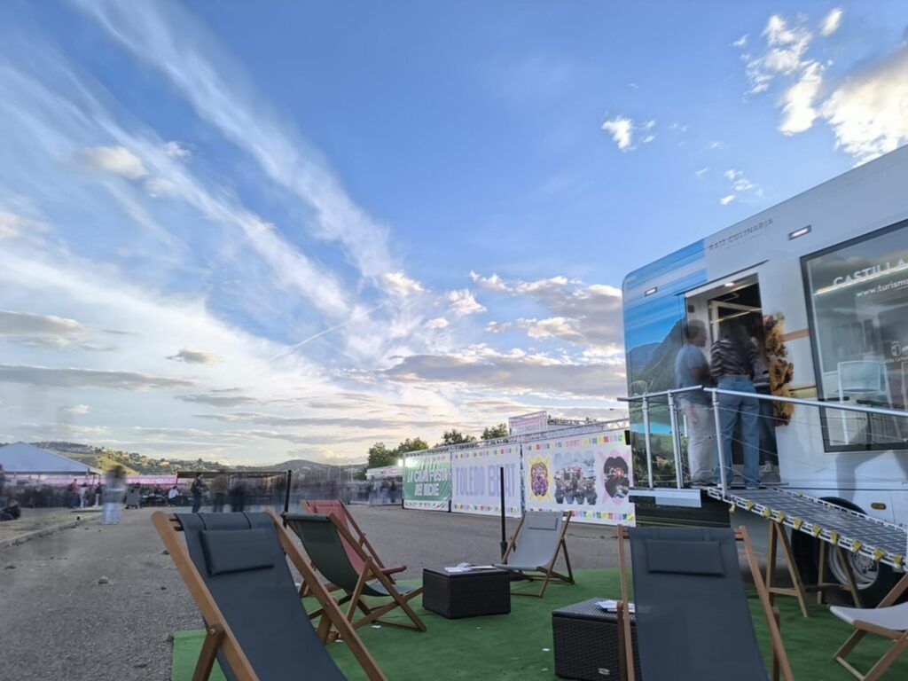 Castilla-La Mancha acerca su oferta turística al público del Toledo Beat Festival con su unidad móvil promocional
 
Castilla-La Mancha ha participado en el Toledo Beat Festival, celebrado los días 8 y 9 de mayo en la capital regional, con su unidad móvil de promoción turística. A través de esta iniciativa, la comunidad autónoma ha mostrado una imagen moderna y cercana, acercando al público una oferta que combina patrimonio, naturaleza, gastronomía y música en directo.
 
Más de 40.000 asistentes se dieron cita durante las dos jornadas del Toledo Beat Festival para disfrutar de una de las grandes citas musicales del panorama nacional, en la que Castilla-La Mancha aprovechó para reforzar su imagen como destino de interior, cultural y también vinculado al turismo de festivales.
El festival se convirtió así en un escaparate estratégico para conectar con nuevas audiencias y presentar la región como un destino experiencial capaz de unir tradición y ocio contemporáneo.
 
Música, experiencias y promoción turística
Durante el evento, el equipo de informadores turísticos atendió a miles de visitantes interesados en descubrir la amplia oferta de Castilla-La Mancha, desde rutas culturales y enclaves naturales hasta propuestas gastronómicas y festivales repartidos por las cinco provincias.
La presencia de la unidad móvil permitió acercar la promoción turística de una manera dinámica e interactiva, en un entorno marcado por la música y la convivencia, reforzando el posicionamiento de Castilla-La Mancha como un destino atractivo para escapadas, festivales y experiencias durante todo el año.