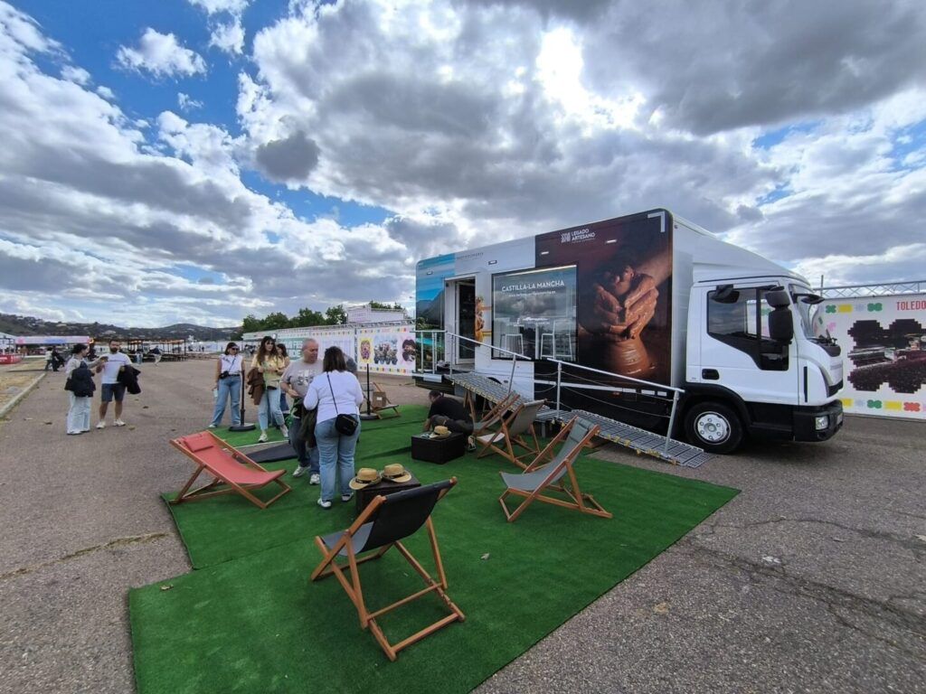 Castilla-La Mancha acerca su oferta turística al público del Toledo Beat Festival con su unidad móvil promocional
 
Castilla-La Mancha ha participado en el Toledo Beat Festival, celebrado los días 8 y 9 de mayo en la capital regional, con su unidad móvil de promoción turística. A través de esta iniciativa, la comunidad autónoma ha mostrado una imagen moderna y cercana, acercando al público una oferta que combina patrimonio, naturaleza, gastronomía y música en directo.
 
Más de 40.000 asistentes se dieron cita durante las dos jornadas del Toledo Beat Festival para disfrutar de una de las grandes citas musicales del panorama nacional, en la que Castilla-La Mancha aprovechó para reforzar su imagen como destino de interior, cultural y también vinculado al turismo de festivales.
El festival se convirtió así en un escaparate estratégico para conectar con nuevas audiencias y presentar la región como un destino experiencial capaz de unir tradición y ocio contemporáneo.
 
Música, experiencias y promoción turística
Durante el evento, el equipo de informadores turísticos atendió a miles de visitantes interesados en descubrir la amplia oferta de Castilla-La Mancha, desde rutas culturales y enclaves naturales hasta propuestas gastronómicas y festivales repartidos por las cinco provincias.
La presencia de la unidad móvil permitió acercar la promoción turística de una manera dinámica e interactiva, en un entorno marcado por la música y la convivencia, reforzando el posicionamiento de Castilla-La Mancha como un destino atractivo para escapadas, festivales y experiencias durante todo el año.