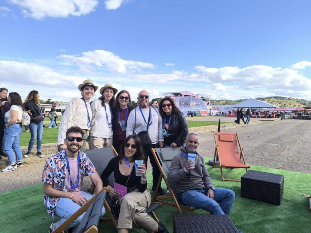 Castilla-La Mancha acerca su oferta turística al público del Toledo Beat Festival con su unidad móvil promocional
 
Castilla-La Mancha ha participado en el Toledo Beat Festival, celebrado los días 8 y 9 de mayo en la capital regional, con su unidad móvil de promoción turística. A través de esta iniciativa, la comunidad autónoma ha mostrado una imagen moderna y cercana, acercando al público una oferta que combina patrimonio, naturaleza, gastronomía y música en directo.
 
Más de 40.000 asistentes se dieron cita durante las dos jornadas del Toledo Beat Festival para disfrutar de una de las grandes citas musicales del panorama nacional, en la que Castilla-La Mancha aprovechó para reforzar su imagen como destino de interior, cultural y también vinculado al turismo de festivales.
El festival se convirtió así en un escaparate estratégico para conectar con nuevas audiencias y presentar la región como un destino experiencial capaz de unir tradición y ocio contemporáneo.
 
Música, experiencias y promoción turística
Durante el evento, el equipo de informadores turísticos atendió a miles de visitantes interesados en descubrir la amplia oferta de Castilla-La Mancha, desde rutas culturales y enclaves naturales hasta propuestas gastronómicas y festivales repartidos por las cinco provincias.
La presencia de la unidad móvil permitió acercar la promoción turística de una manera dinámica e interactiva, en un entorno marcado por la música y la convivencia, reforzando el posicionamiento de Castilla-La Mancha como un destino atractivo para escapadas, festivales y experiencias durante todo el año.