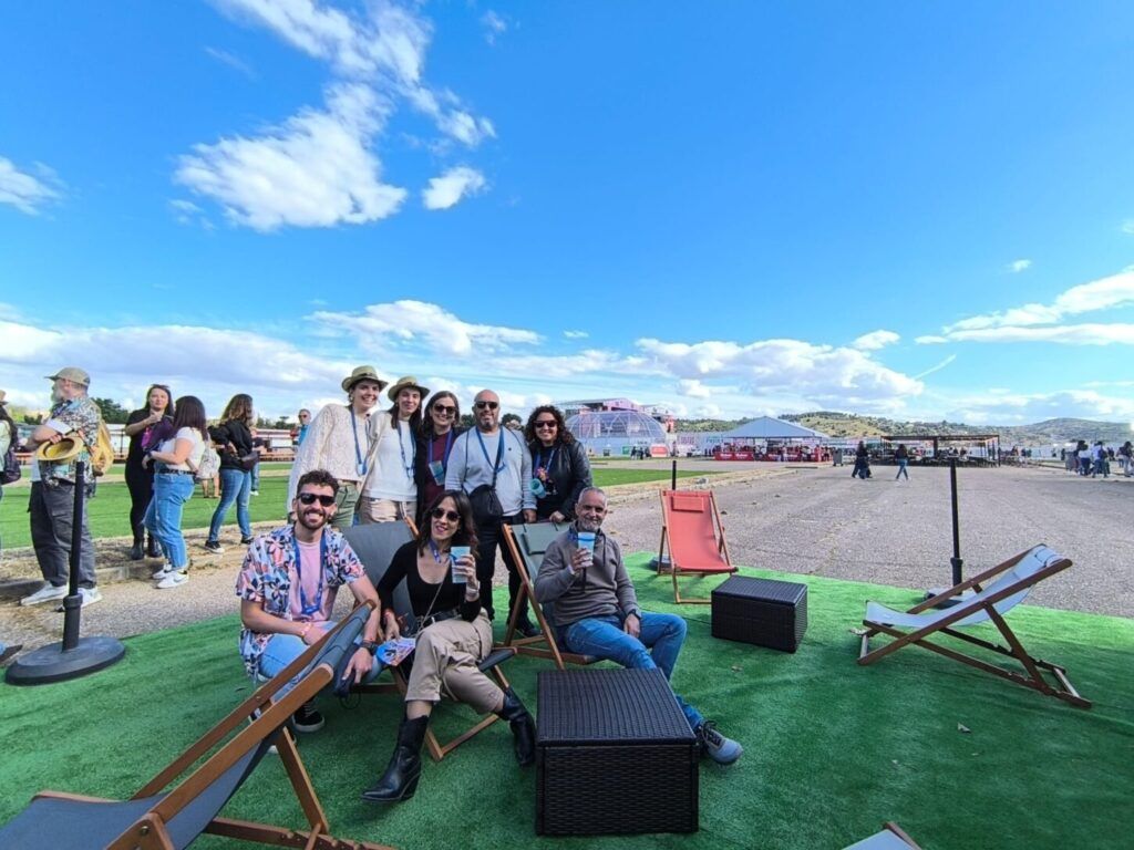 Castilla-La Mancha acerca su oferta turística al público del Toledo Beat Festival con su unidad móvil promocional
 
Castilla-La Mancha ha participado en el Toledo Beat Festival, celebrado los días 8 y 9 de mayo en la capital regional, con su unidad móvil de promoción turística. A través de esta iniciativa, la comunidad autónoma ha mostrado una imagen moderna y cercana, acercando al público una oferta que combina patrimonio, naturaleza, gastronomía y música en directo.
 
Más de 40.000 asistentes se dieron cita durante las dos jornadas del Toledo Beat Festival para disfrutar de una de las grandes citas musicales del panorama nacional, en la que Castilla-La Mancha aprovechó para reforzar su imagen como destino de interior, cultural y también vinculado al turismo de festivales.
El festival se convirtió así en un escaparate estratégico para conectar con nuevas audiencias y presentar la región como un destino experiencial capaz de unir tradición y ocio contemporáneo.
 
Música, experiencias y promoción turística
Durante el evento, el equipo de informadores turísticos atendió a miles de visitantes interesados en descubrir la amplia oferta de Castilla-La Mancha, desde rutas culturales y enclaves naturales hasta propuestas gastronómicas y festivales repartidos por las cinco provincias.
La presencia de la unidad móvil permitió acercar la promoción turística de una manera dinámica e interactiva, en un entorno marcado por la música y la convivencia, reforzando el posicionamiento de Castilla-La Mancha como un destino atractivo para escapadas, festivales y experiencias durante todo el año.
