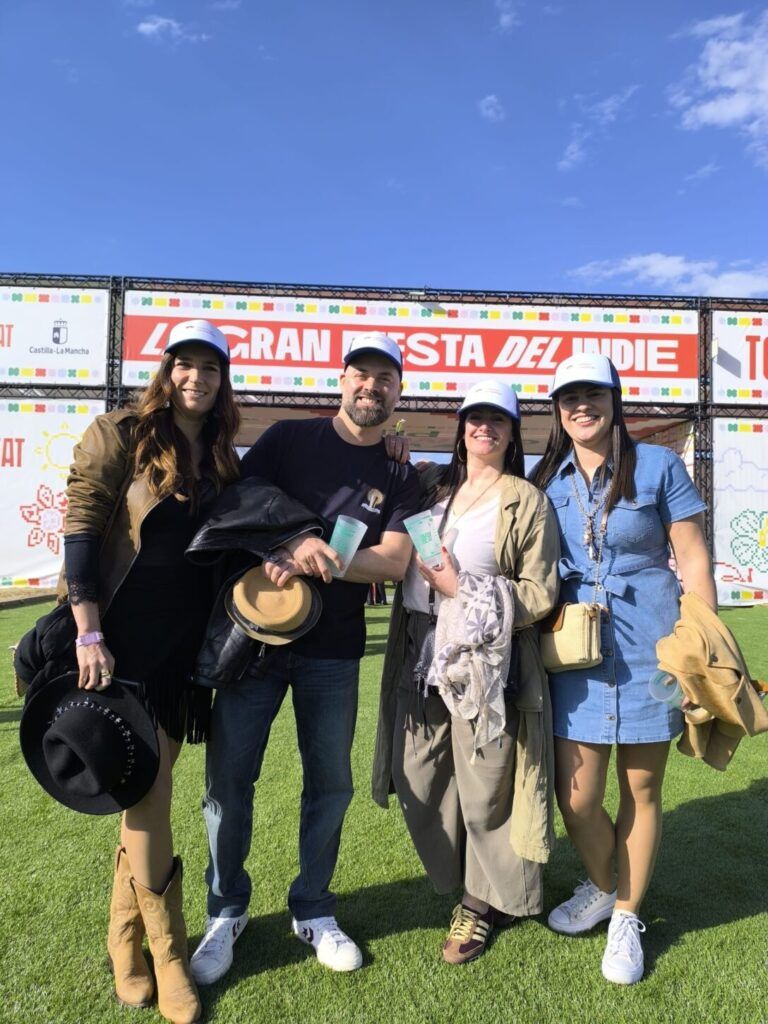 Castilla-La Mancha acerca su oferta turística al público del Toledo Beat Festival con su unidad móvil promocional
 
Castilla-La Mancha ha participado en el Toledo Beat Festival, celebrado los días 8 y 9 de mayo en la capital regional, con su unidad móvil de promoción turística. A través de esta iniciativa, la comunidad autónoma ha mostrado una imagen moderna y cercana, acercando al público una oferta que combina patrimonio, naturaleza, gastronomía y música en directo.
 
Más de 40.000 asistentes se dieron cita durante las dos jornadas del Toledo Beat Festival para disfrutar de una de las grandes citas musicales del panorama nacional, en la que Castilla-La Mancha aprovechó para reforzar su imagen como destino de interior, cultural y también vinculado al turismo de festivales.
El festival se convirtió así en un escaparate estratégico para conectar con nuevas audiencias y presentar la región como un destino experiencial capaz de unir tradición y ocio contemporáneo.
 
Música, experiencias y promoción turística
Durante el evento, el equipo de informadores turísticos atendió a miles de visitantes interesados en descubrir la amplia oferta de Castilla-La Mancha, desde rutas culturales y enclaves naturales hasta propuestas gastronómicas y festivales repartidos por las cinco provincias.
La presencia de la unidad móvil permitió acercar la promoción turística de una manera dinámica e interactiva, en un entorno marcado por la música y la convivencia, reforzando el posicionamiento de Castilla-La Mancha como un destino atractivo para escapadas, festivales y experiencias durante todo el año.