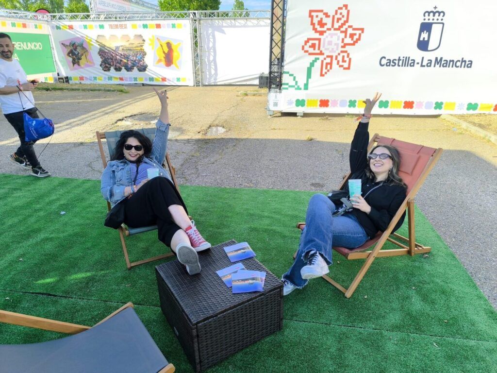 Castilla-La Mancha acerca su oferta turística al público del Toledo Beat Festival con su unidad móvil promocional
 
Castilla-La Mancha ha participado en el Toledo Beat Festival, celebrado los días 8 y 9 de mayo en la capital regional, con su unidad móvil de promoción turística. A través de esta iniciativa, la comunidad autónoma ha mostrado una imagen moderna y cercana, acercando al público una oferta que combina patrimonio, naturaleza, gastronomía y música en directo.
 
Más de 40.000 asistentes se dieron cita durante las dos jornadas del Toledo Beat Festival para disfrutar de una de las grandes citas musicales del panorama nacional, en la que Castilla-La Mancha aprovechó para reforzar su imagen como destino de interior, cultural y también vinculado al turismo de festivales.
El festival se convirtió así en un escaparate estratégico para conectar con nuevas audiencias y presentar la región como un destino experiencial capaz de unir tradición y ocio contemporáneo.
 
Música, experiencias y promoción turística
Durante el evento, el equipo de informadores turísticos atendió a miles de visitantes interesados en descubrir la amplia oferta de Castilla-La Mancha, desde rutas culturales y enclaves naturales hasta propuestas gastronómicas y festivales repartidos por las cinco provincias.
La presencia de la unidad móvil permitió acercar la promoción turística de una manera dinámica e interactiva, en un entorno marcado por la música y la convivencia, reforzando el posicionamiento de Castilla-La Mancha como un destino atractivo para escapadas, festivales y experiencias durante todo el año.